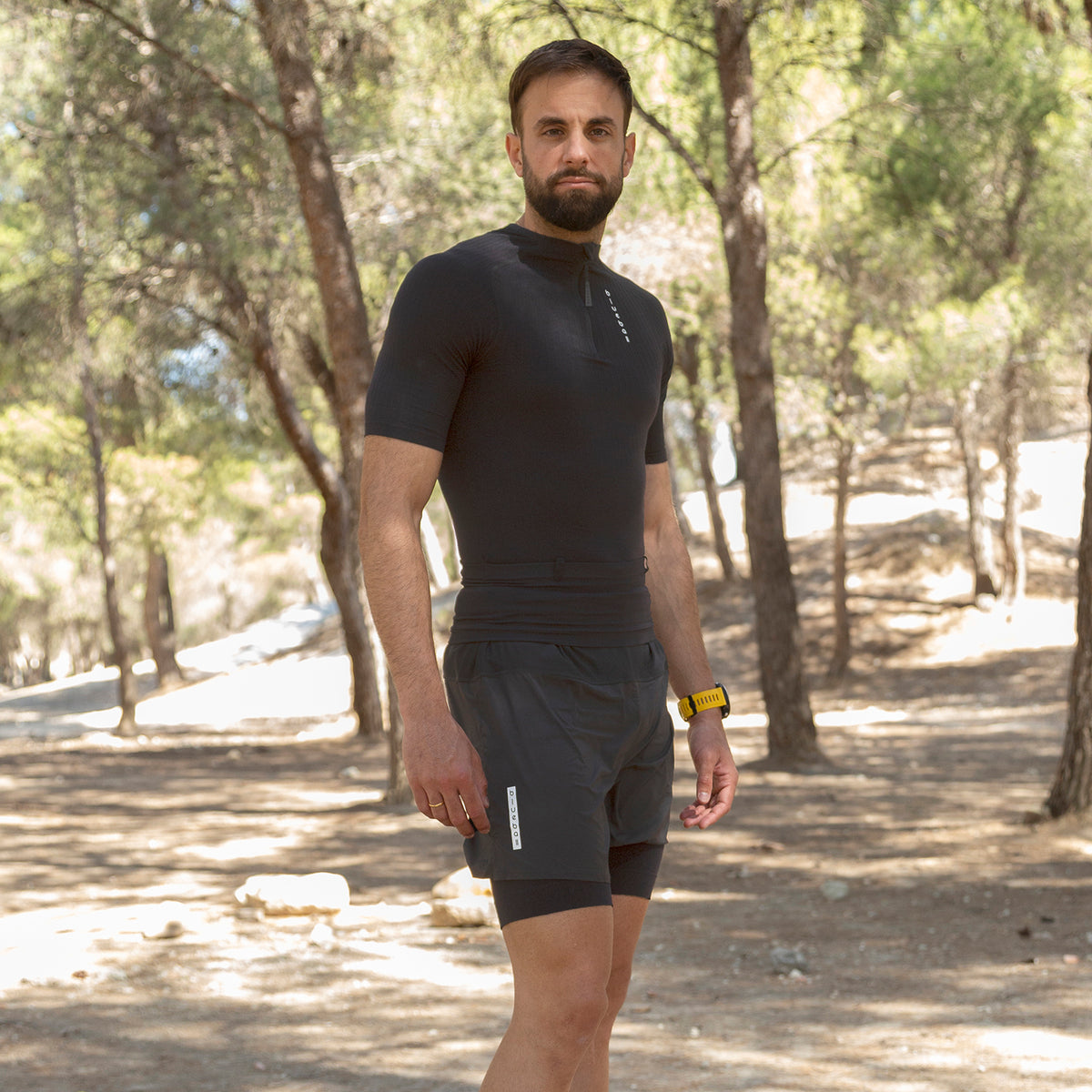 Light, Ergonomic Black Compression T-Shirt With Posture Support And Integrated Storage Belt For Trail Running