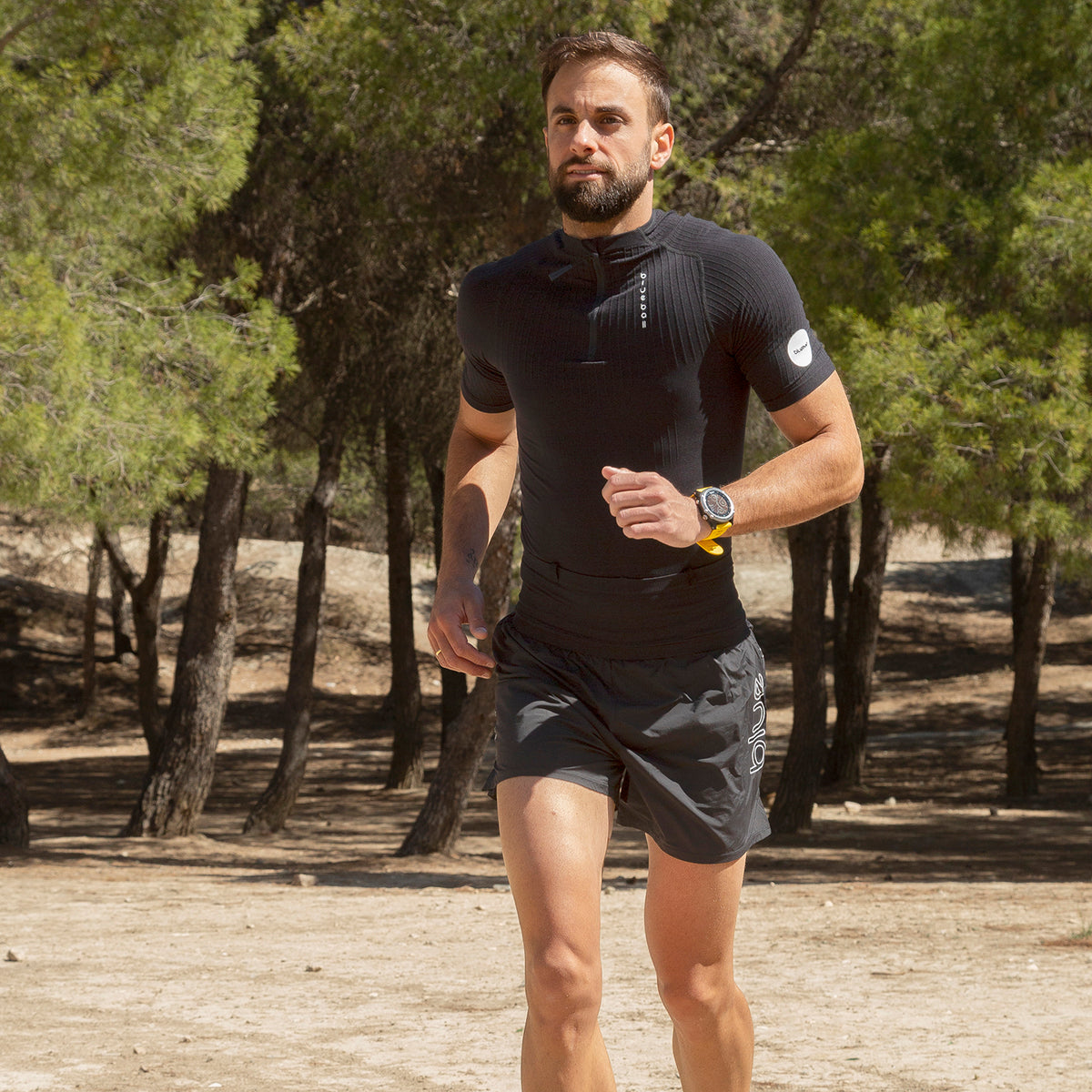 Light, Ergonomic Black Compression T-Shirt With Posture Support And Integrated Storage Belt For Trail Running