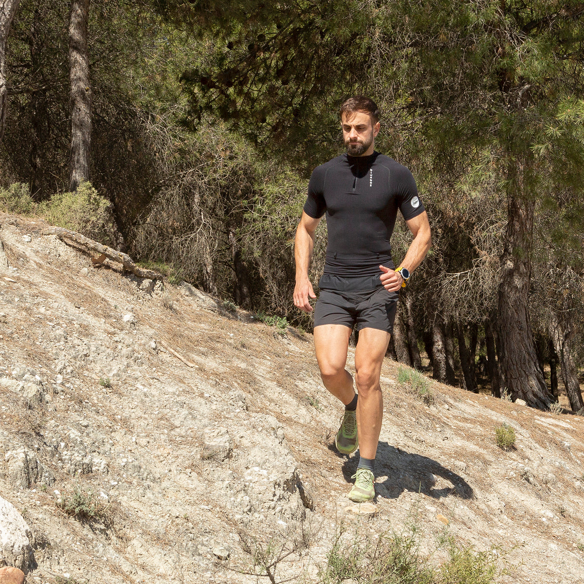 Light, Ergonomic Black Compression T-Shirt With Posture Support And Integrated Storage Belt For Trail Running