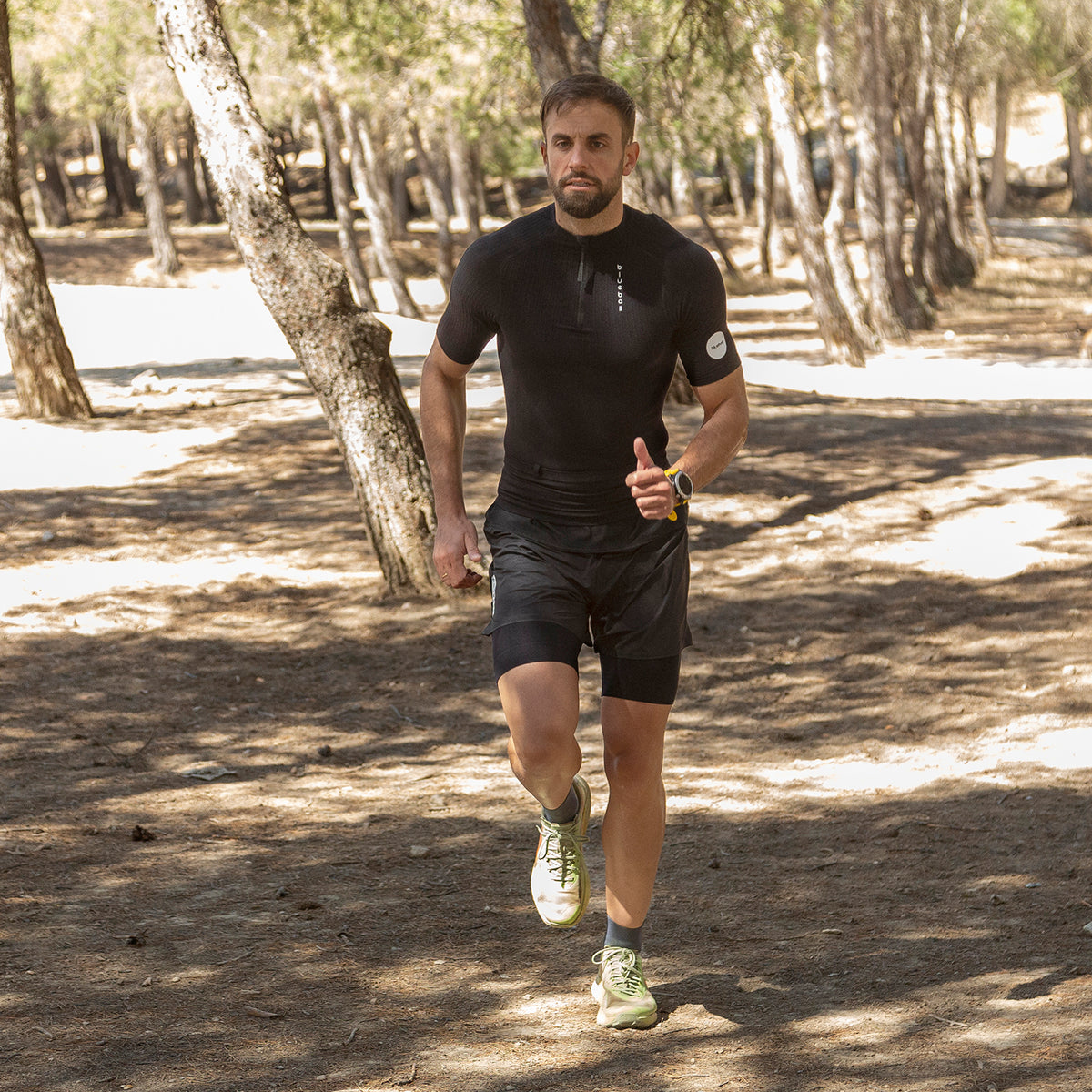Light, Ergonomic Black Compression T-Shirt With Posture Support And Integrated Storage Belt For Trail Running